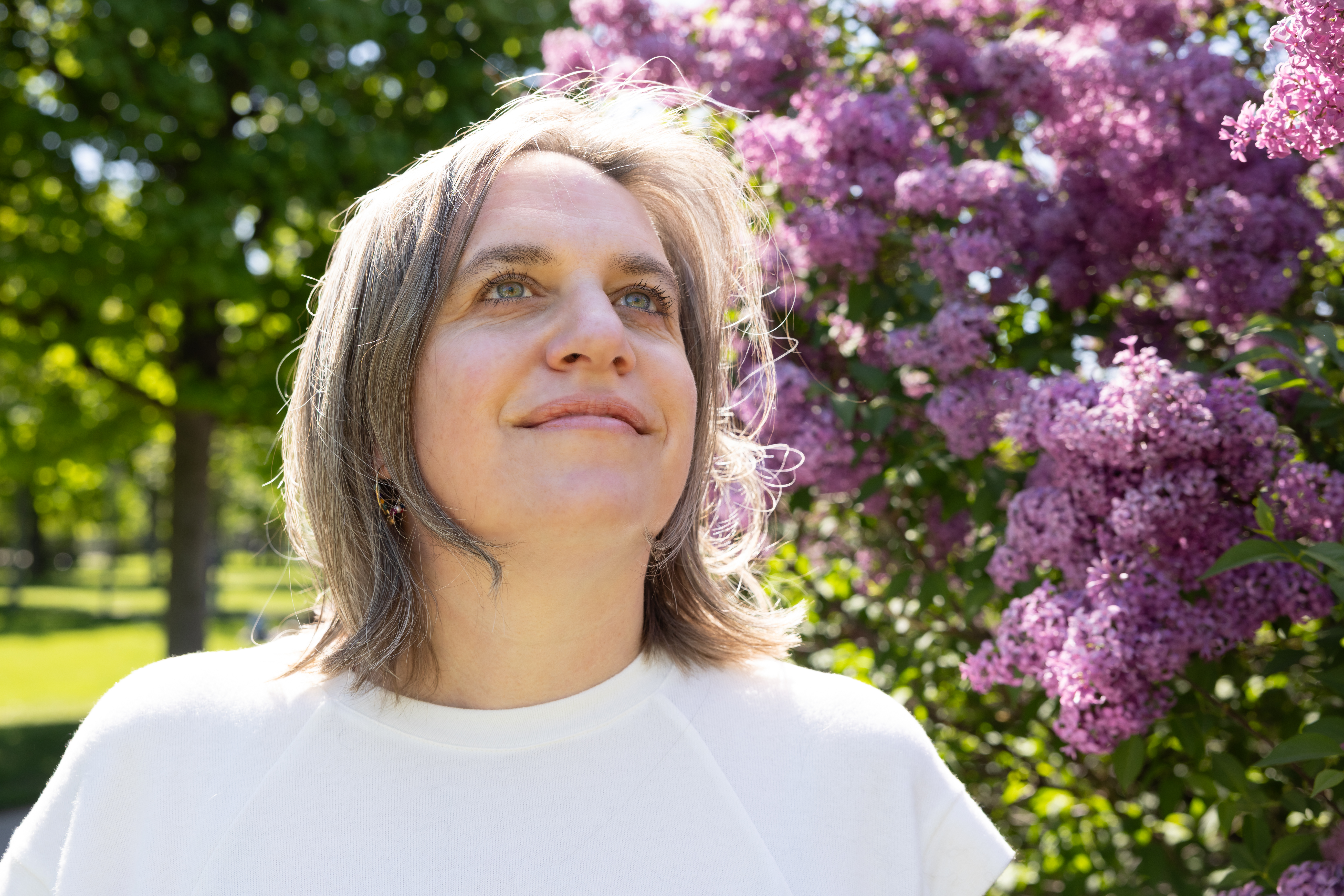 Kathrin vor lilafarbenen Blumen